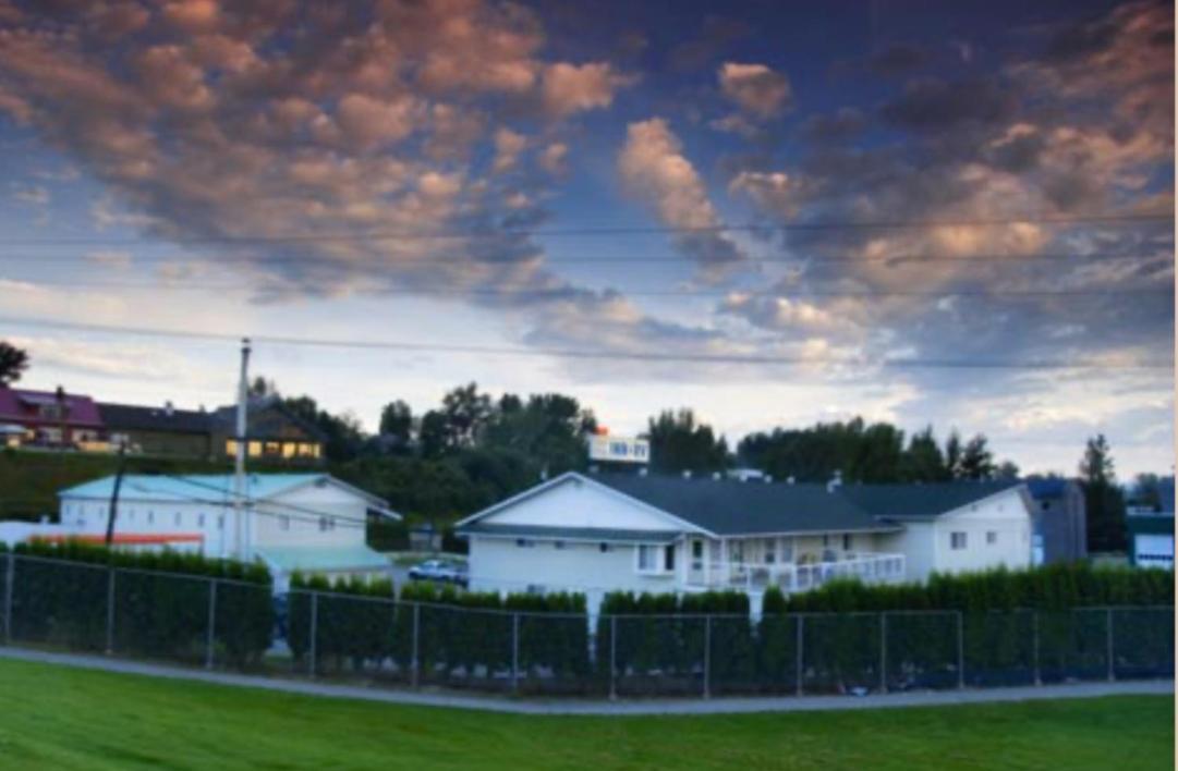 Fraser Bridge Inn Quesnel Bagian luar foto