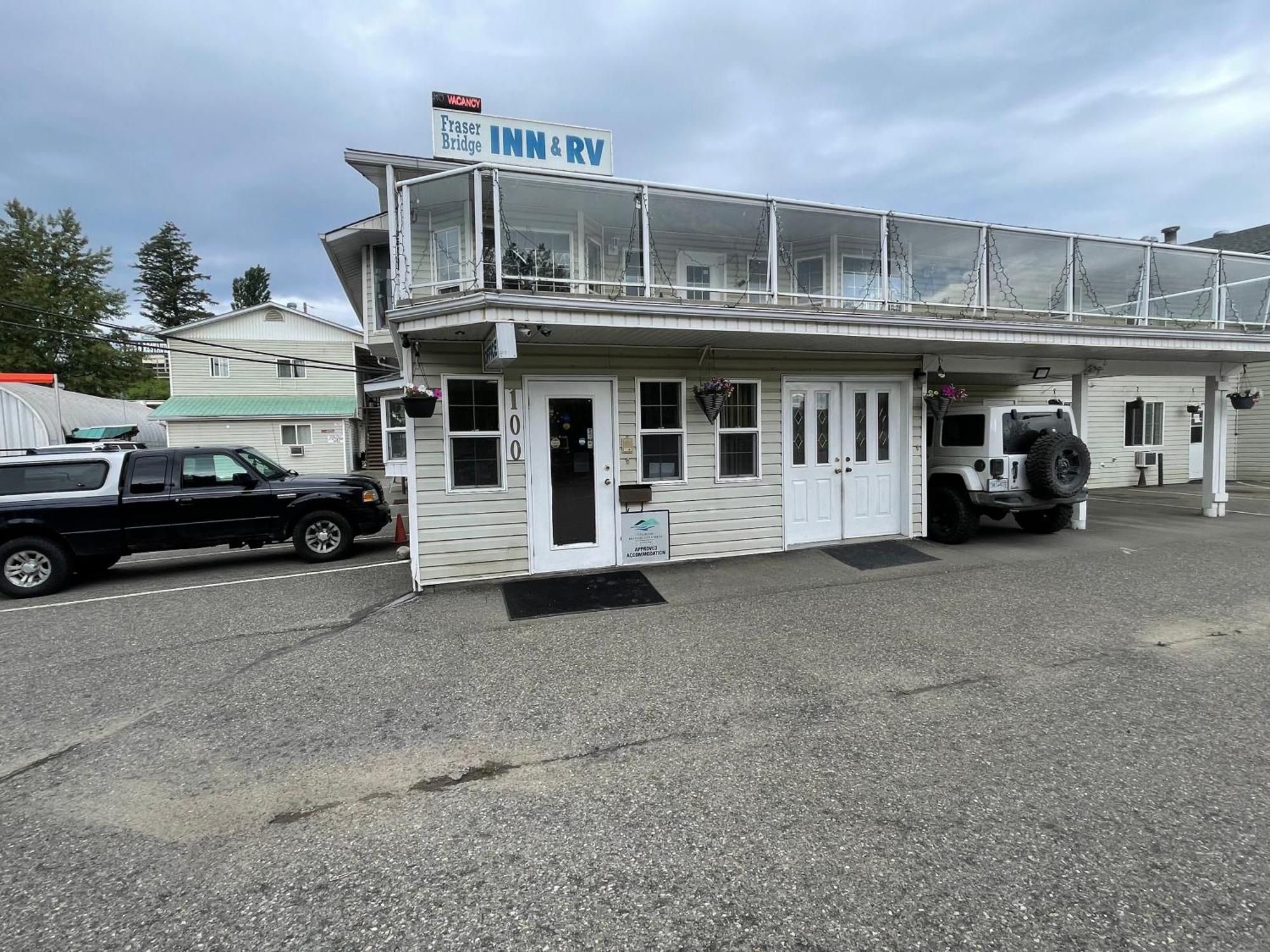 Fraser Bridge Inn Quesnel Bagian luar foto
